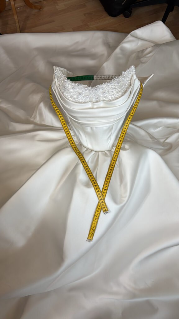 Robe de mariée en satin retouchée et customisée à l’atelier, col brodé de perles