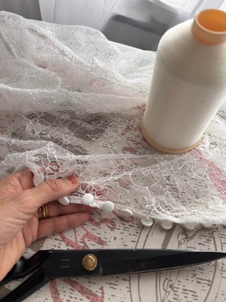 Découpe de dentelle aux ciseaux à l’atelier