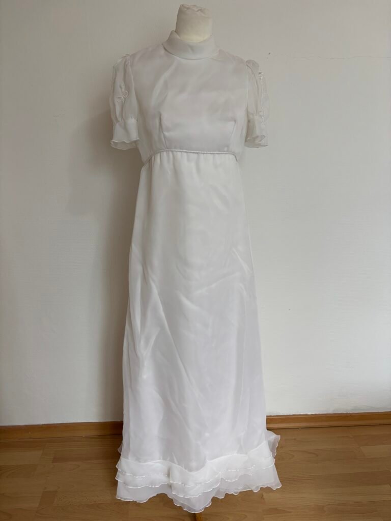 Robe de mariée d’origine de la maman de Lola, avant transformation