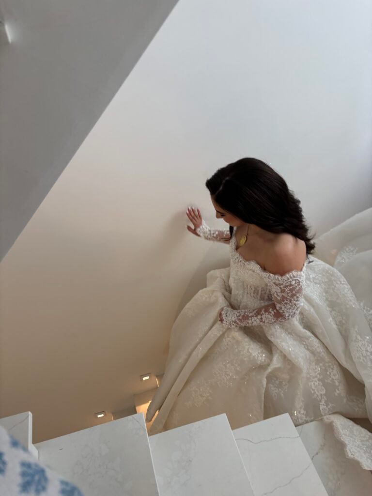 Mariée dans un escalier, robe de mariée retouchée par marobestory vue de dos