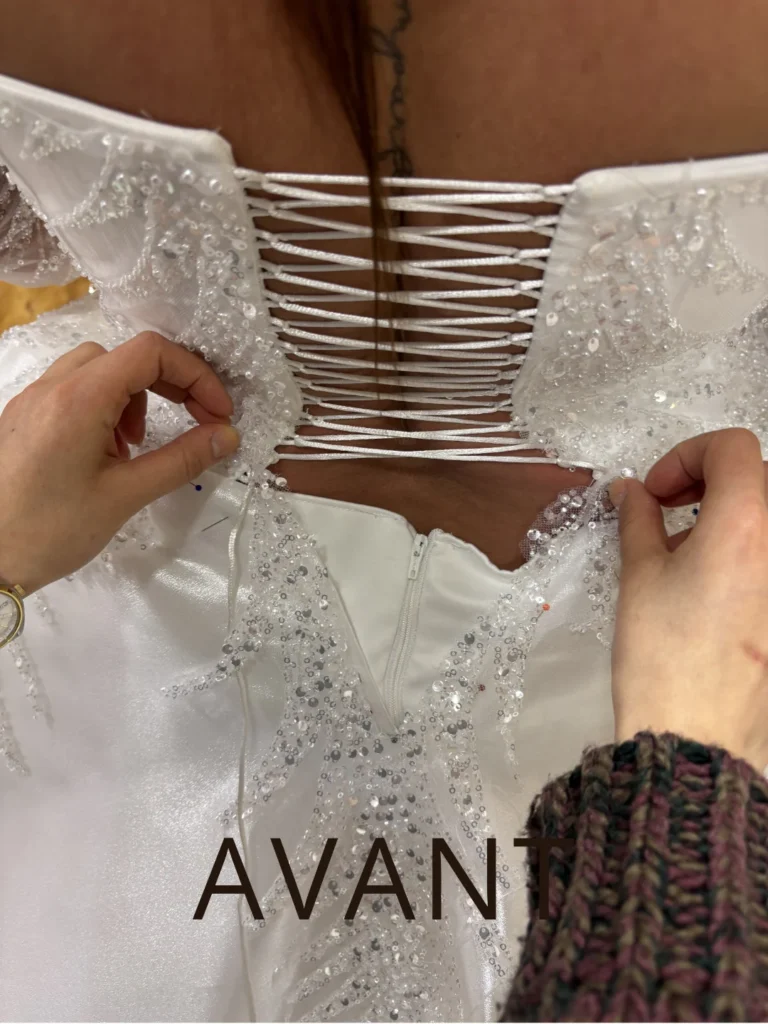 Avant et après retouche : laçage au dos d’une robe de mariée bustier