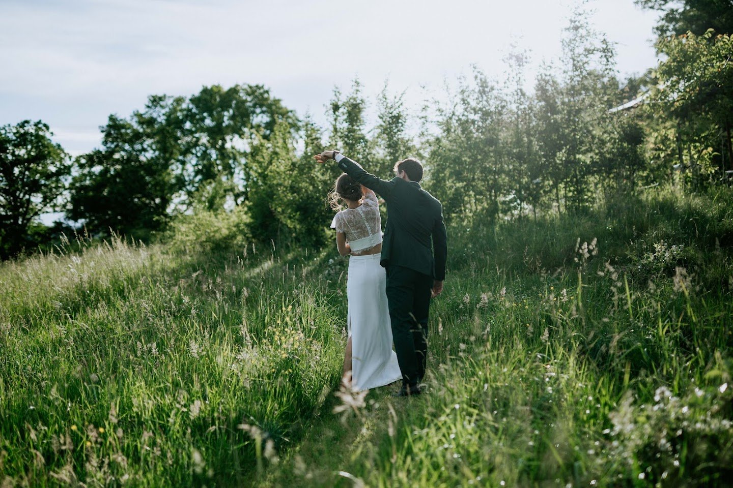 Mariée et marié dans un champ, robe deux pièces retouchée par marobestory